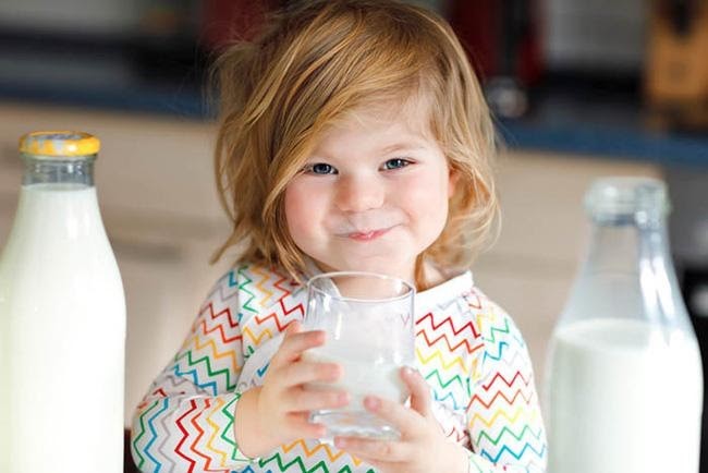 thời điểm uống sữa cho trẻ