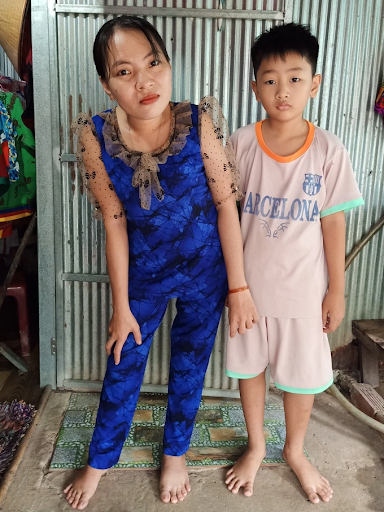 Cậu bé Trương Hoàng Huy và người mẹ tật nguyền