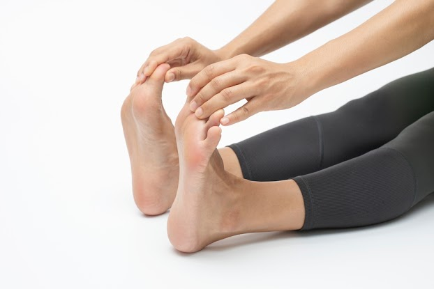 Bài tập kéo giãn gân can bàn chân giúp giảm đau gót chân hiệu quả.