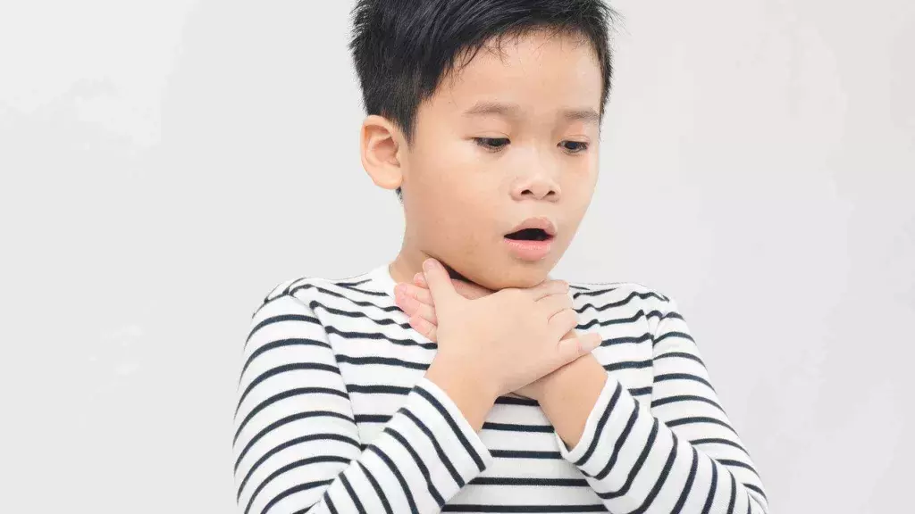 Cách xử trí và phòng ngừa hóc dị vật đường thở ở trẻ