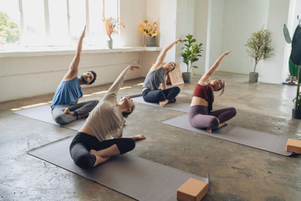 Tập yoga hỗ trợ giảm tê bì chân tay.
