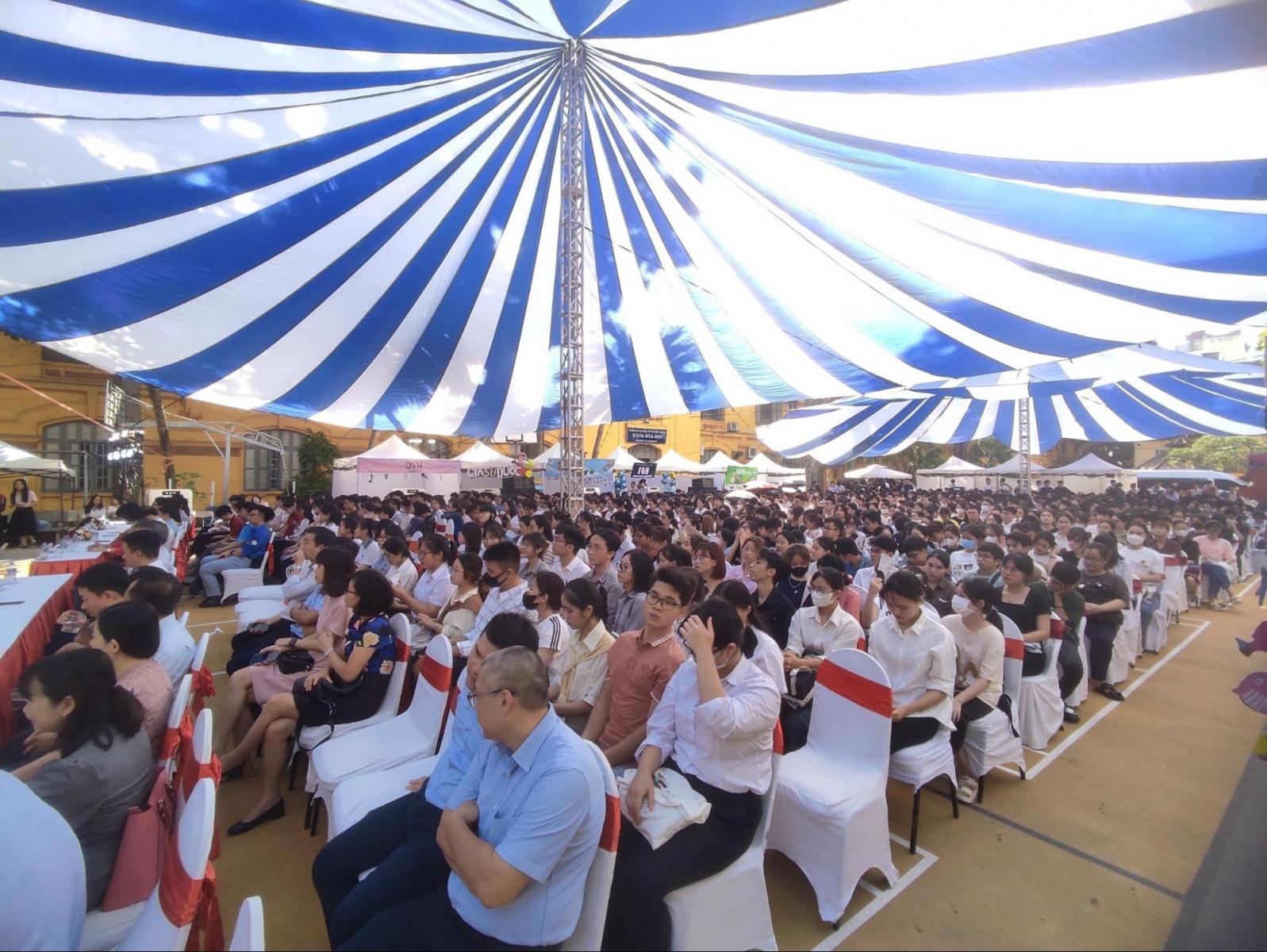  Buổi lễ khai giảng với sự tham gia của tập thể sinh viên, cán bộ công nhân viên chức và khách mời của trường Đại học Dược Hà Nội