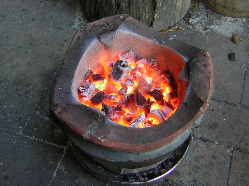 Cẩn trọng nguy cơ ngộ độc khi đốt than hoa sưởi ấm trong phòng kín