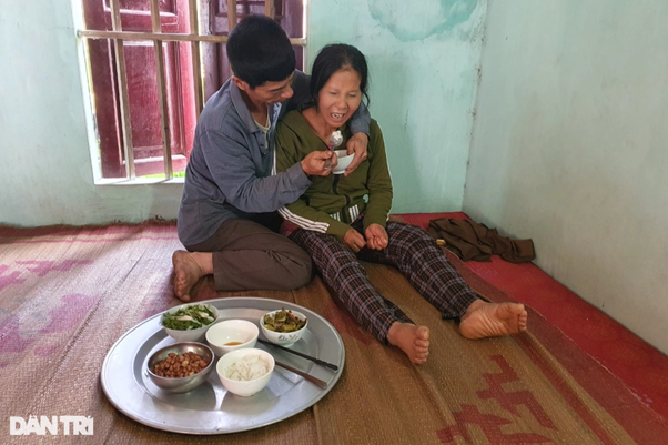 Nghẹn lòng bữa ăn của gia đình nghèo khó, bệnh tật ở ngoại thành Hà Nội - 6