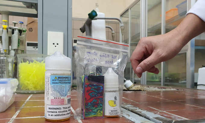 Một mẫu thuốc lá điện tử pha trộn ma túy được xét nghiệm tại Bệnh viện Bạch Mai.
