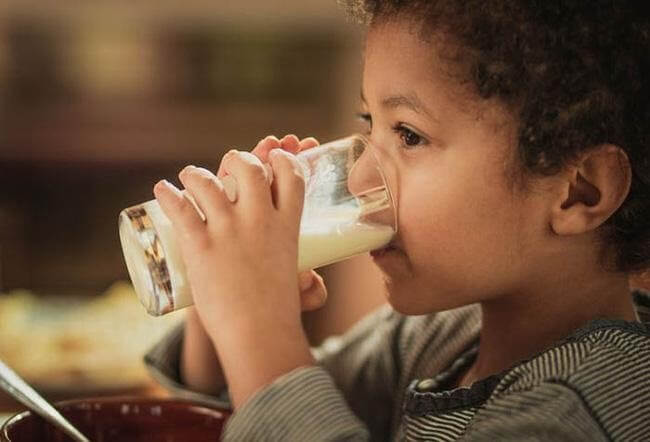 uống sữa trước khi đi ngủ tốt cho trẻ